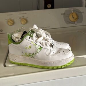 Nike White and Green Sneakers Classic Low-Top Design